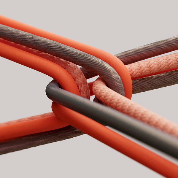 Verschränkte Kabel in Orange und Grau.