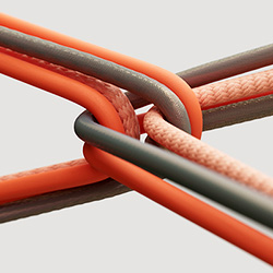 Verschränkte farbige Kabel Nahaufnahme